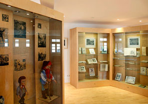 Експонати музею казок Вільгельма Гауфа у Байрсброні, Німеччина